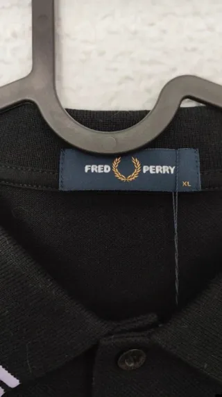 Polo Fred Perry Negro y lila Talla L