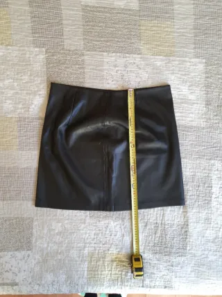 Falda cuero negra talla L. KIABI. Una puesta.