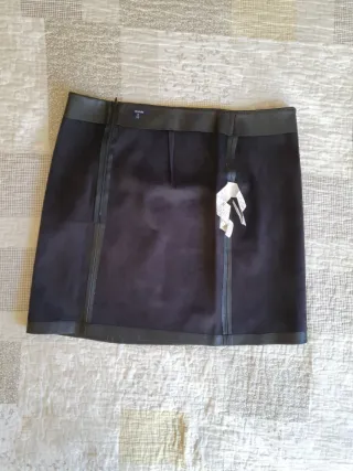 Falda cuero negra talla L. KIABI. Una puesta.