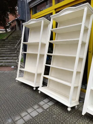 Dos librerías blancas de madera