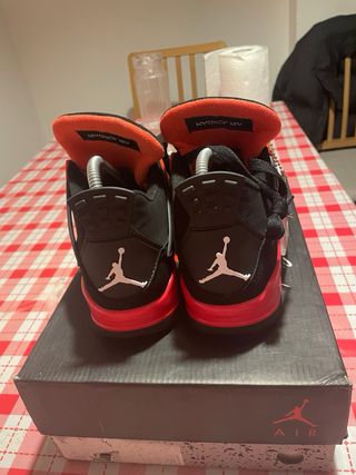 Jordan 4 Negro/Rojo Talla 40