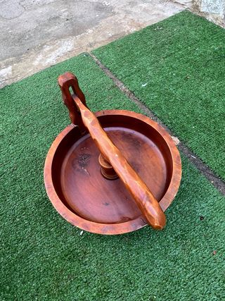 Antico schiaccianoci in legno intagliato