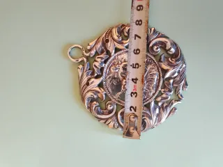 Medalla Cuna Plata .  925 8 cm diametro.