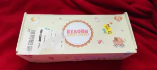 Bebé Reborn realista con traje de oso y juguetes