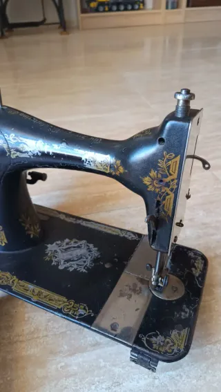 Máquina de coser Singer 28K antigua