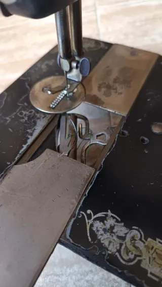 Máquina de coser Singer 28K antigua