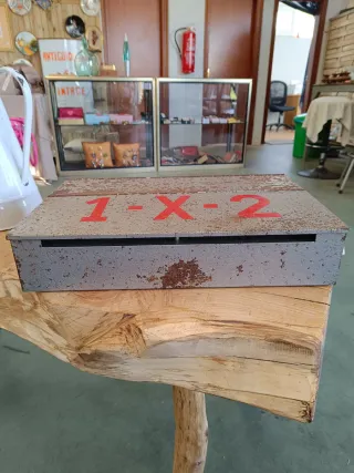 Caja de quinielas antigua