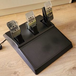 Volante Thrustmaster TS-PC con pedales