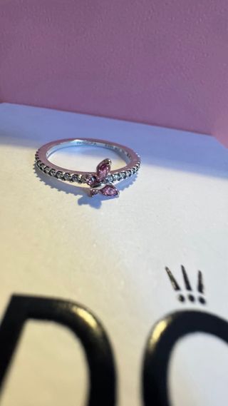 “Últimas unidades disponibles de joyas PANDORA”