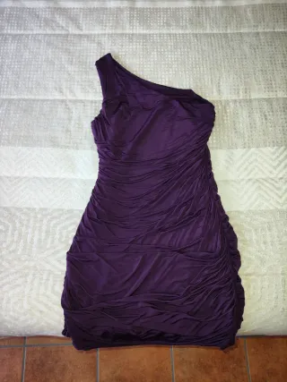 Vestido morado corto asimétrico