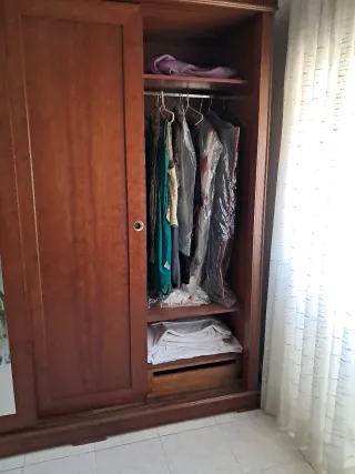 Armario de madera con espejo