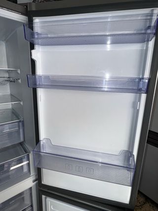Nevera Beko Moderna Plateada