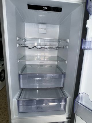 Nevera Beko Moderna Plateada