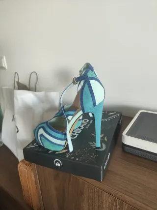 Tacones elegantes azul y verde