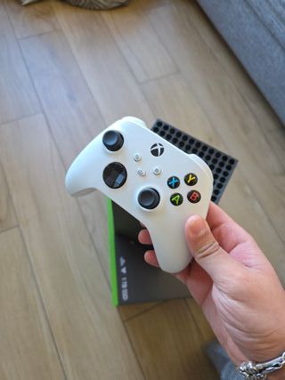 Xbox Series X 1TB Negra + Mando Blanco y Caja