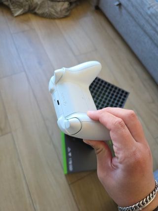 Xbox Series X 1TB Negra + Mando Blanco y Caja