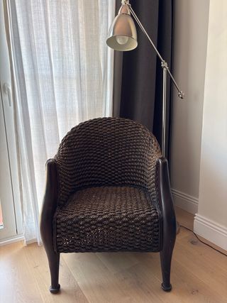 Sillón de mimbre, madera y piel