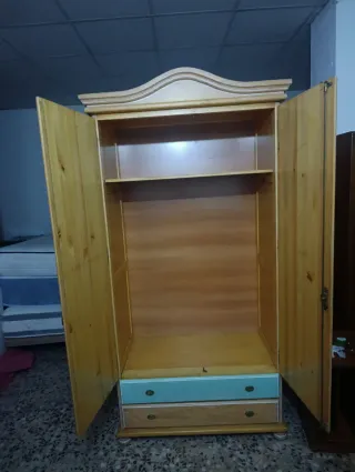 Armario de madera con cajones