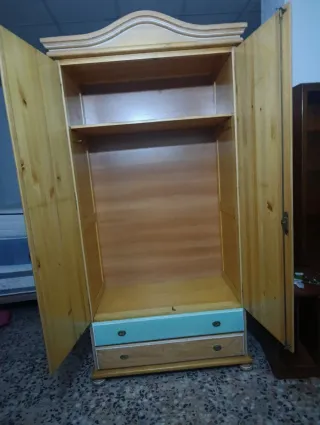 Armario de madera con cajones