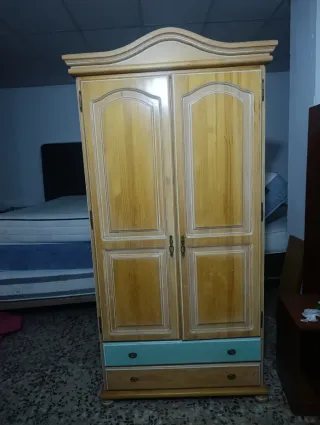 Armario de madera con cajones