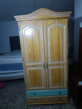Armario de madera con cajones