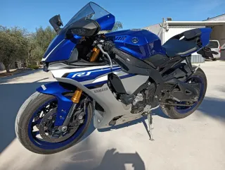 Yamaha R1 Azul y Plata
