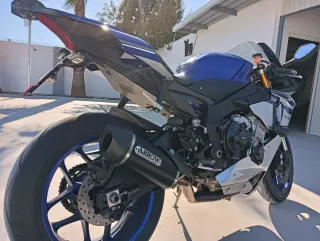 Yamaha R1 Azul y Plata