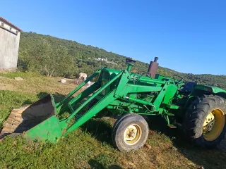 Tractor John Deere con pala