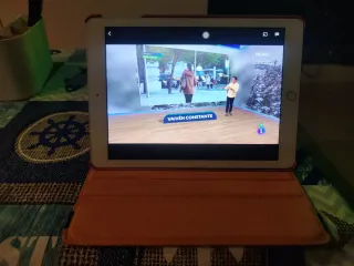 iPad 5ª Gen 128GB Plata + Funda, Cable y Cargador