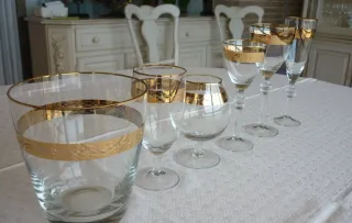 Copas de cristal con filo y franja dorada