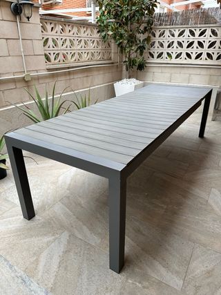 Mesa extensible Jysk con 6 sillas ratán