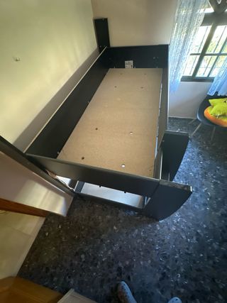 Litera negra de madera con estanterías