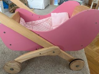 Cuna de juguete rosa y madera