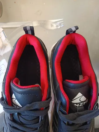 Zapatillas deportivas negras y rojas