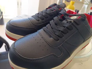Zapatillas deportivas negras y rojas