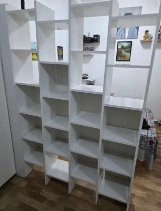 Estantería blanca de madera