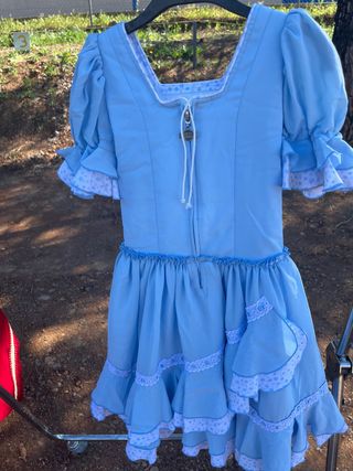 Vestido azul con volantes y encaje