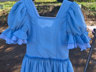 Vestido azul con volantes y encaje