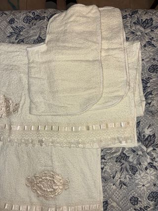 Set 4 Asciugamani + 2 Tappeti Bagno Copri WC