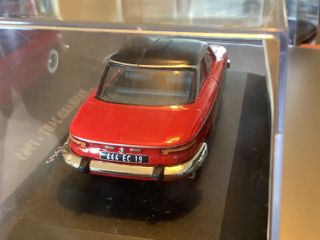 Coche Panhard 24 BT 1/43 IXO