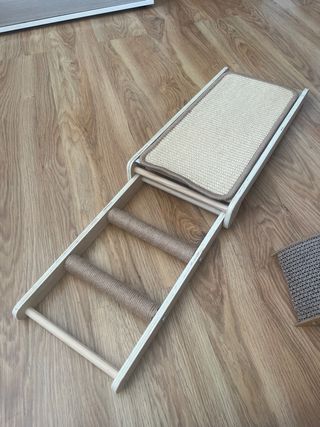 Grattatoio per gatti in legno e iuta