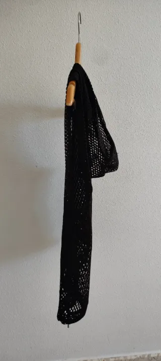 Camiseta negra con capucha deportiva