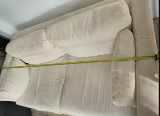 Sofá de tela beige con cojines