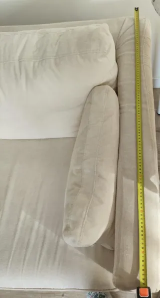 Sofá de tela beige con cojines