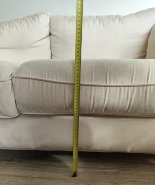 Sofá de tela beige con cojines