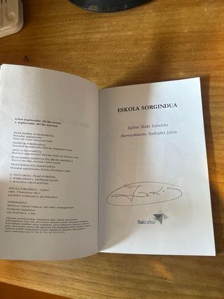 Eskola sorgindua (Matxinsalto) (Basque Edition)