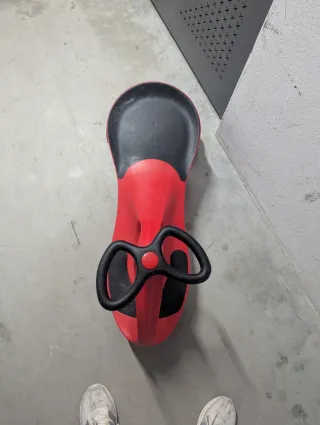 Coche correpasillos rojo.