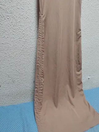 Vestido largo beige acanalado