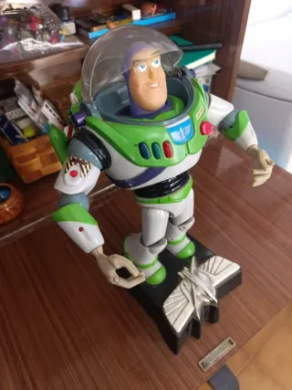 Figura Buzz Lightyear Antigua con Base