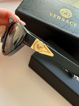 Gafas de sol Versace negras y doradas